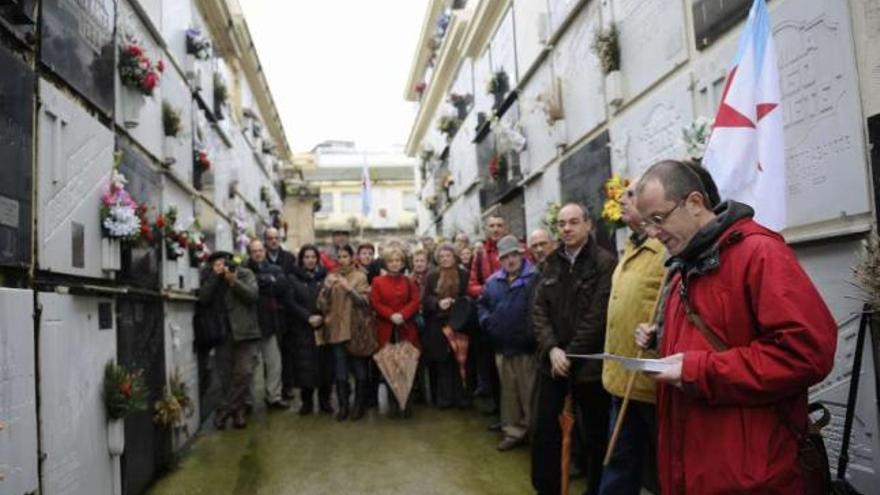 Xosé Manuel Carril recita, onte no cemiterio de San Amaro, uns versos de Ramón Cabanillas. / carlos pardellas