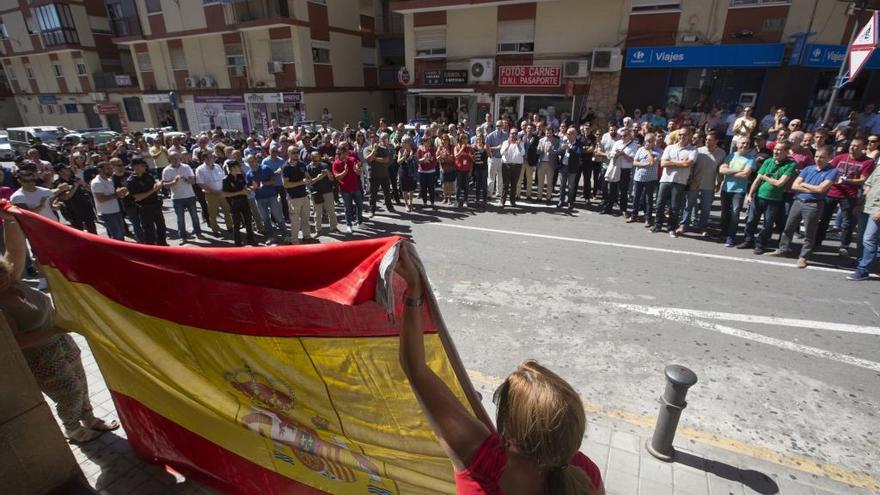 La concentración celebrada ayer en la Comisaría Provincial de Alicante.