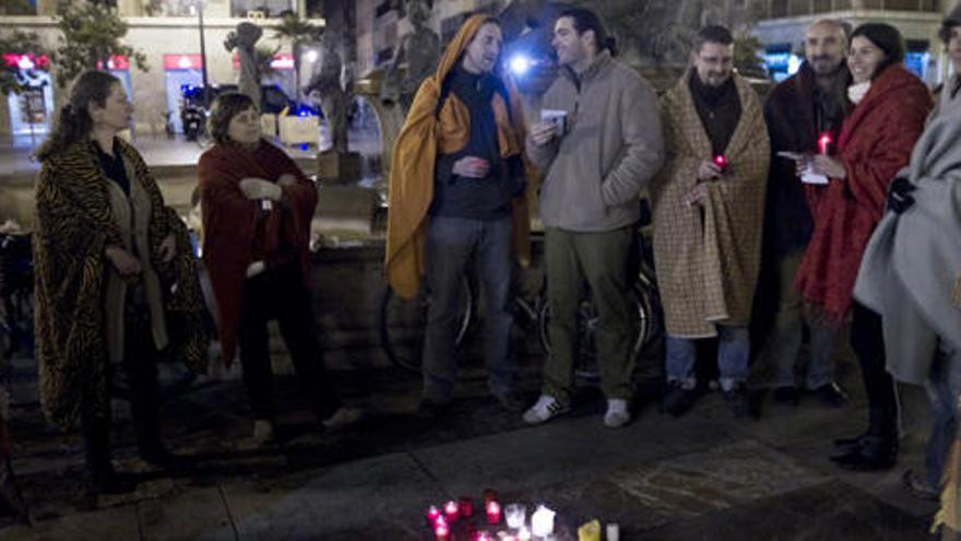 Una concentración contra la pobreza energética en la plaza de la Virgen de Valencia, el año pasado.