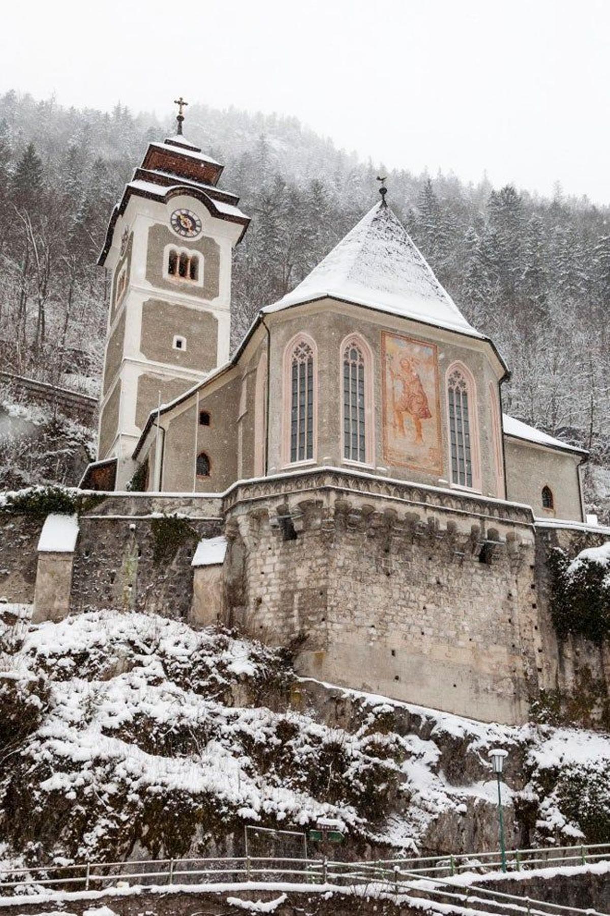 En inviero, la nieve realza aún más la belleza de la iglesia católica de Pfarrkirche.