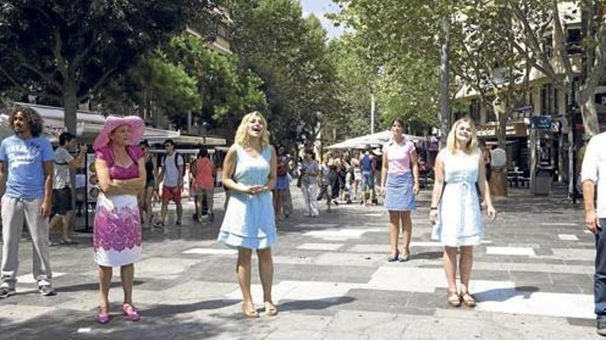 Singende Doppelgänger? Was ist da los? Die Darsteller von &quot;El Tren de Sóller&quot; rührten mit einer spontanen Showeinlage auf der Plaça d?Espanya die Werbetrommel.