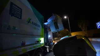 Un hombre se duerme dentro de un contenedor y aparece en la planta de reciclaje de Sadeco