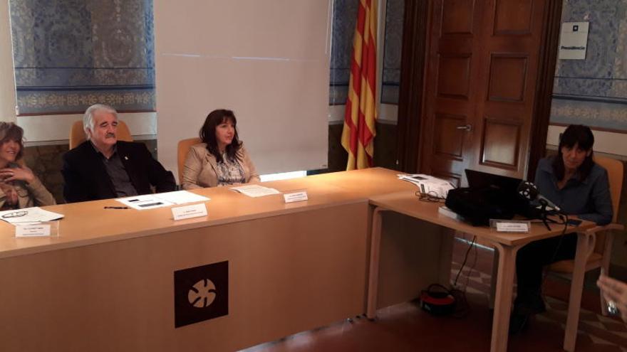 Elisabeth Abat (directora ACC), Joan Espona (president Consell), Núria Zambrano (consellera de Consum), Anna Beltran, responsable de l&#039;oficina.