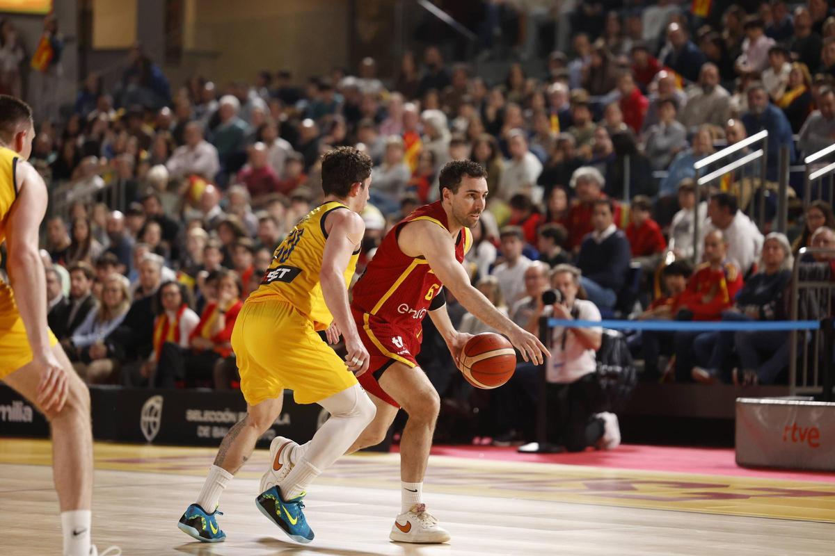 Bassas conduce el balón presionado por Kovliar.