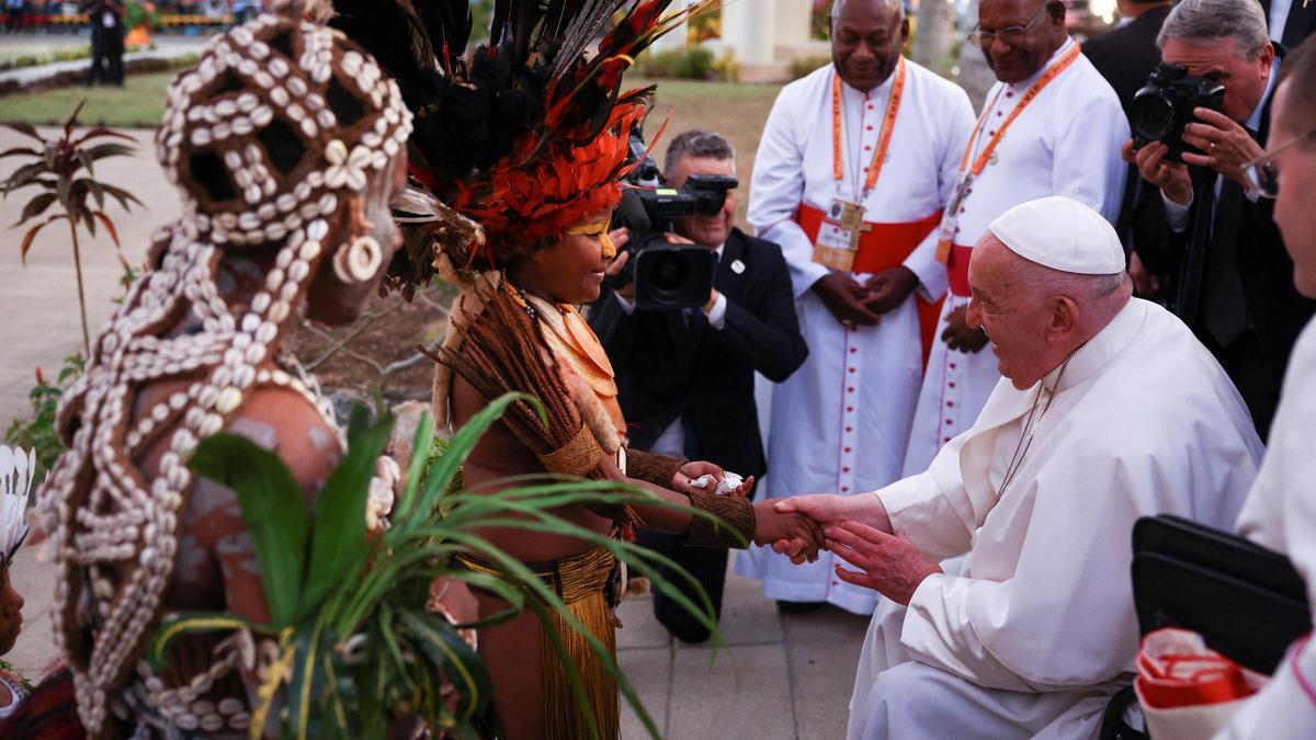 El Papa Francisco es recibido por pueblos indígenas en su encuentro con obispos de Papúa Nueva Guinea y las Islas Salomón, sacerdotes, diáconos, personas consagradas, seminaristas y catequistas en el Santuario de María Auxiliadora en Port Moresby, Papúa Nueva Guinea