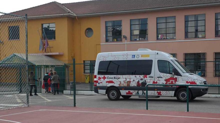 Un vehículo sanitario, a la puerta del colegio de las niñas en Soto del Barco, para ofrecer apoyo psicológico a sus compañeros.