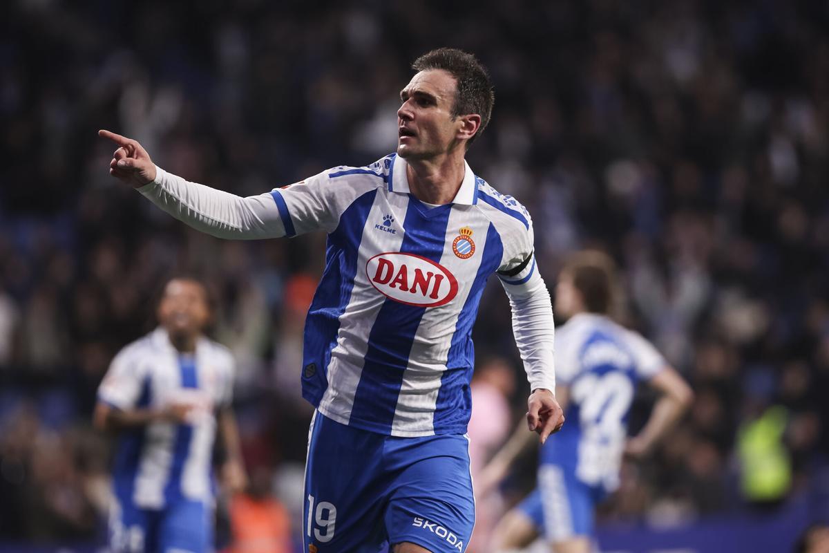 Kike García celebra el gol del empate, este lunes contra el Oviedo.