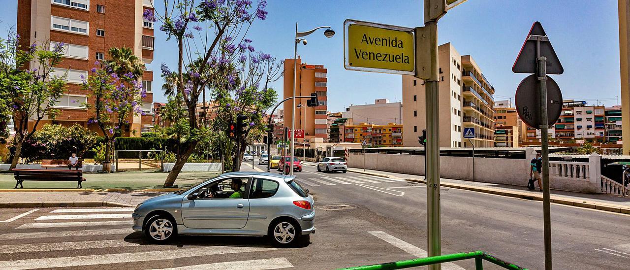 La confluencia de la avenida Venezuela con Ricardo Bayona, donde se acometerá una rotonda para mejorar la accesibilidad.  | DAVID REVENGA