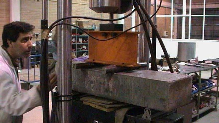 Un técnico revisa una máquina de medición de pavimentos sobre un bloque de hormigón. // FdV