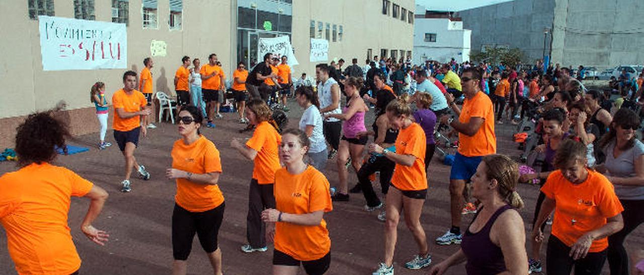 Los usuarios del pabellón de deportes en el año 2013, frente a las instalaciones en protesta por el cierre.