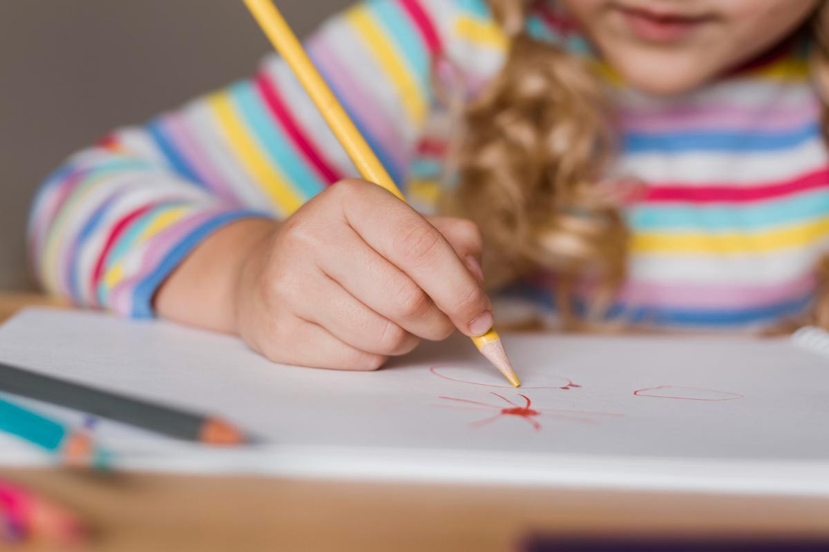 Cuando un niño dibuja, no se limita a reproducir una idea