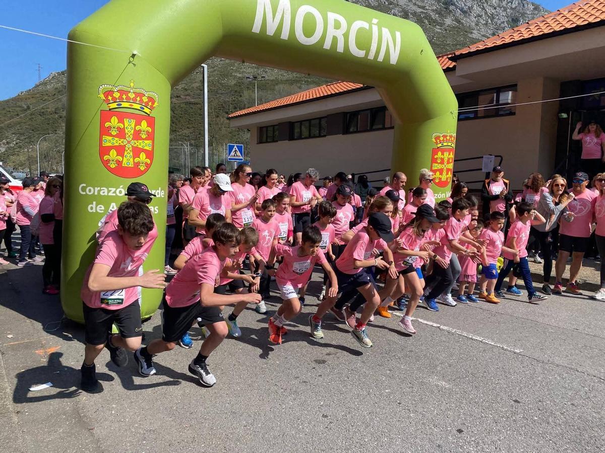 La salida de la carrera solidaria en Morcín.