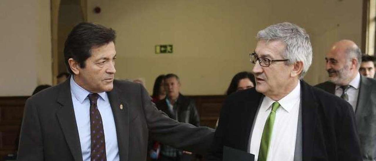 Santiago García Granda, a la derecha, junto al presidente del Principado, Javier Fernández.