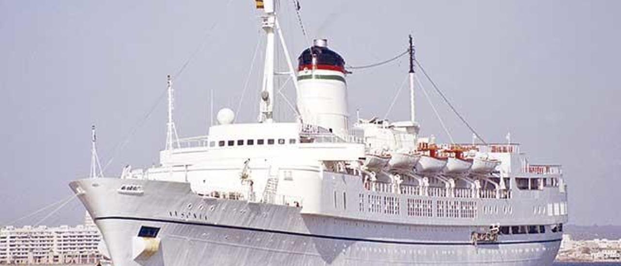 Atracado en el muelle de Poniente Sur en abril de 1997.