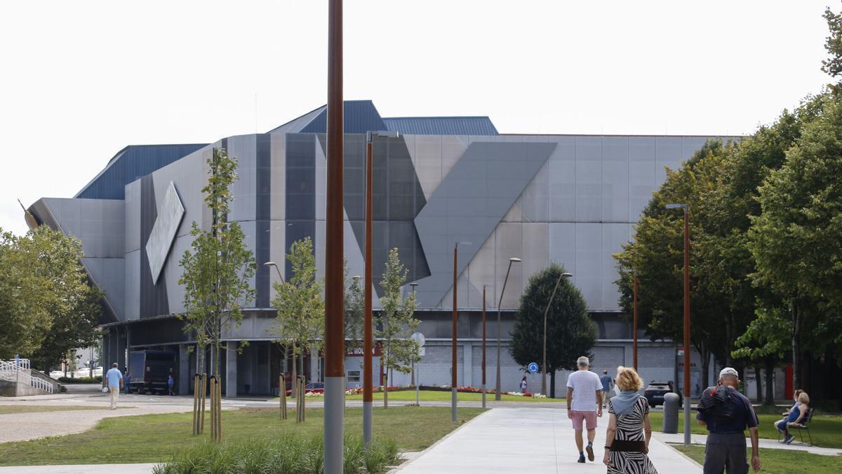 48 protagonistas en placas y peanas «made in Gijón» para unir a Quini, Juanele, Villa, Preciado…