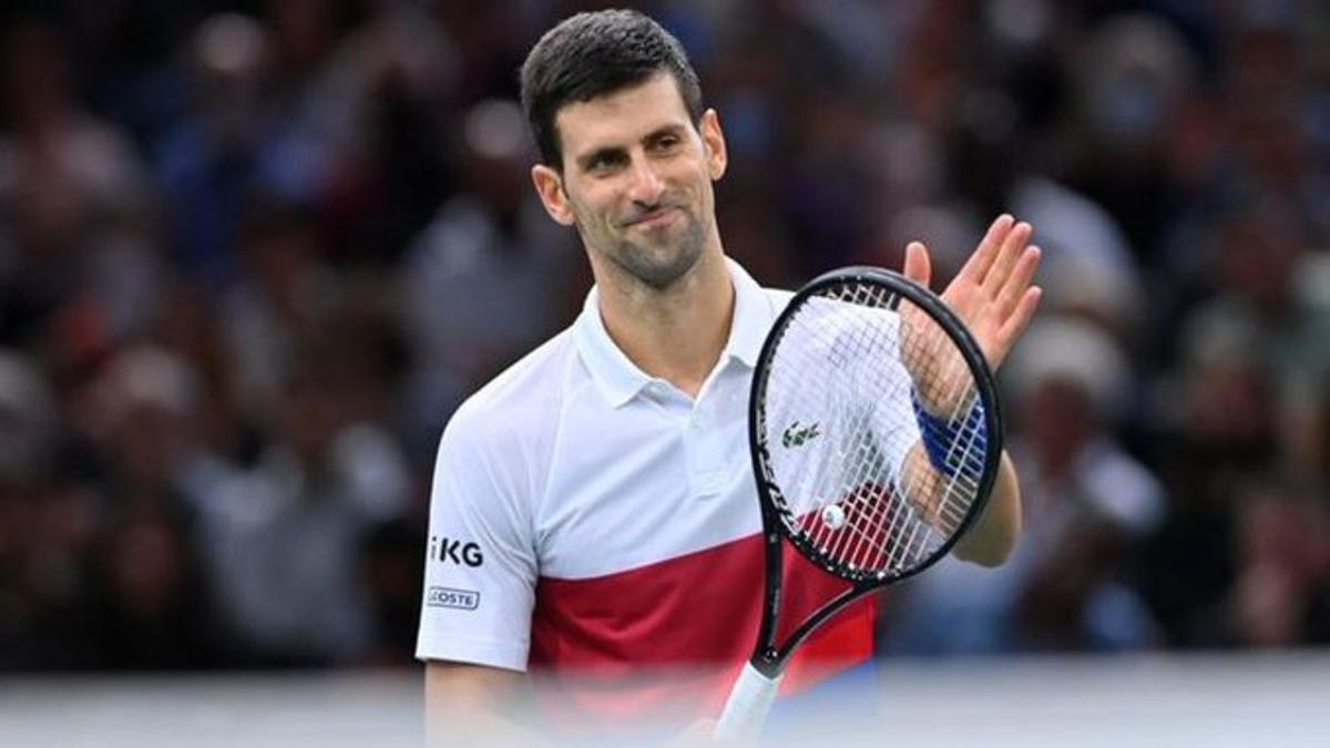 Djokovic aplaude durante el torneo de París.