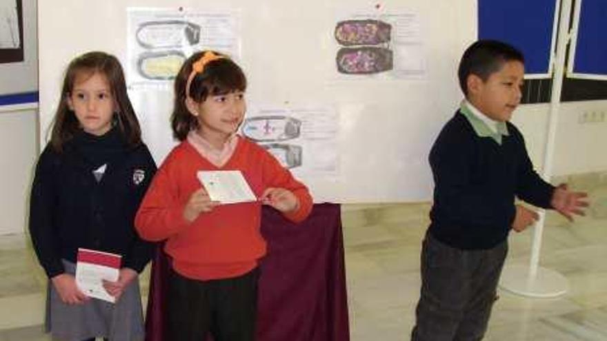 Carlitos, Victoria e Irene, de 5 años, en la entrega de premios.