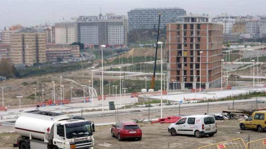 Obras del ofimático, con un edificio en construcción al fondo.