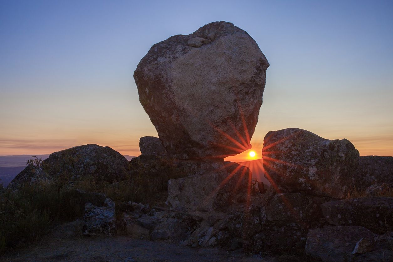 Salida del sol entre monumento megalítico, Montanchez, España.