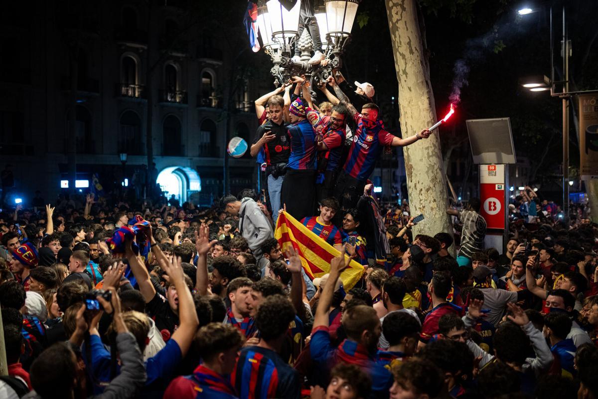 Aficionados del FC Barcelona celebran en la Rambla de Canaletes la conquista de LaLiga 2025 tras la victoria 2-0 sobre el RCD Espanyol.