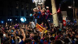 Aficionados del FC Barcelona celebran en la Rambla de Canaletes la conquista de LaLiga 2025 tras la victoria 2-0 sobre el RCD Espanyol.