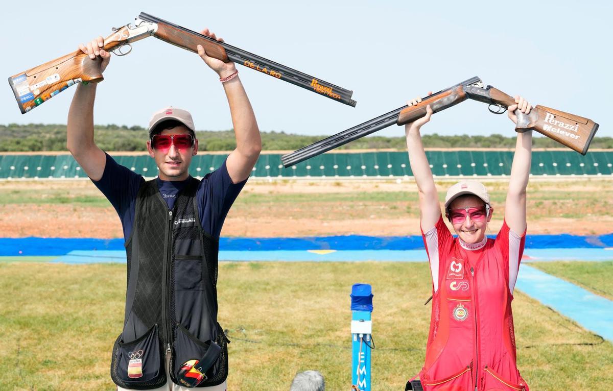 Andrés García y Mar Molné se cuelgan la medalla plata por equipos mixtos.