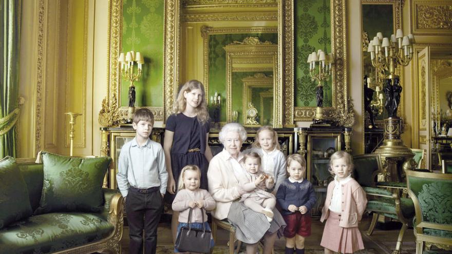 Isabel II, rodeada de sus nietos y bisnietos. // Annie Leibovitz