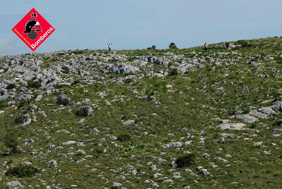 Los senderistas de la Serra del Migdia de Pego hacen señales a los rescatadores