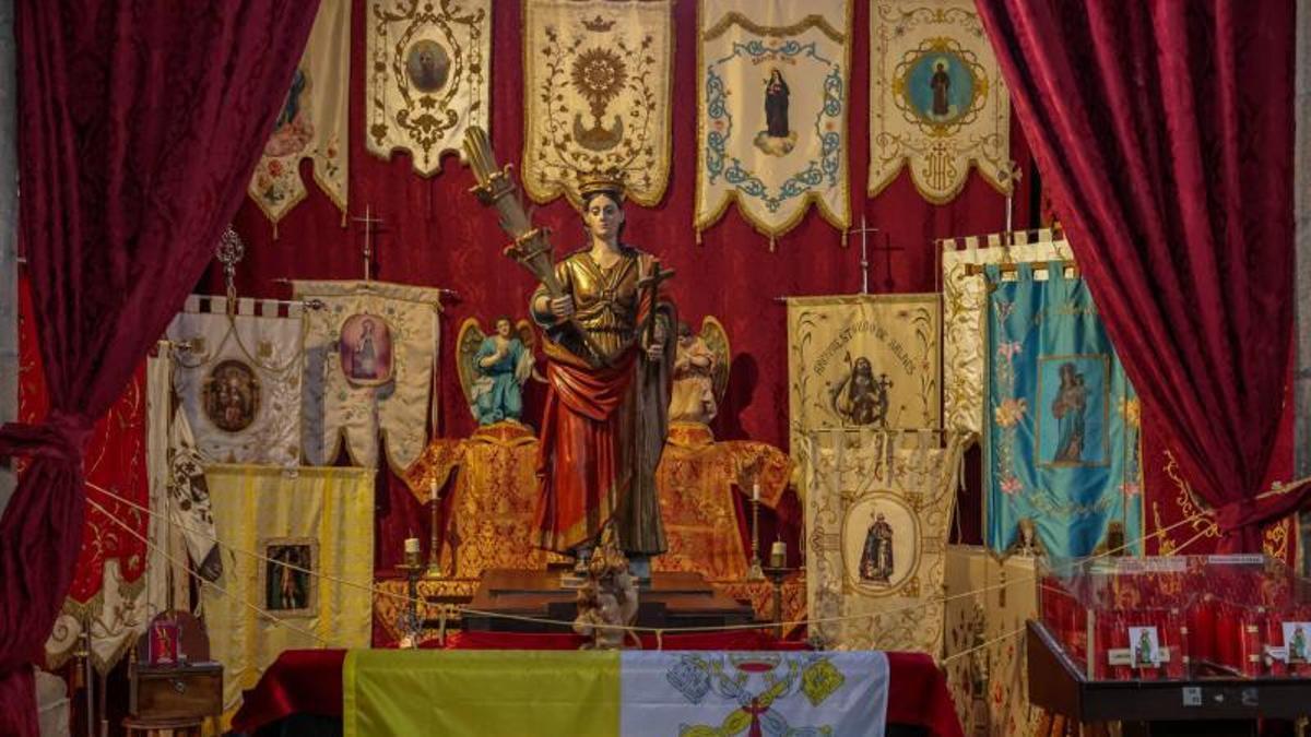 La talla ya se bajó del retablo y está junto a los estandartes que le acompañarán el sábado.