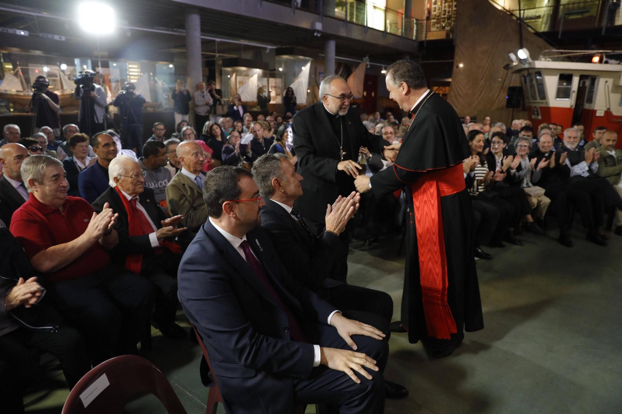 El cardenal Ángel  Fernández Artime recibe el título de Hijo Predilecto de Asturias en Luanco (Gozón)
