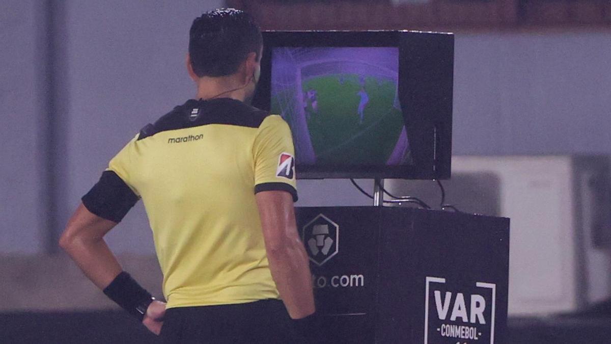 Un árbitro revisa el VAR en una foto de archivo de Juan Ignacio Roncoroni.