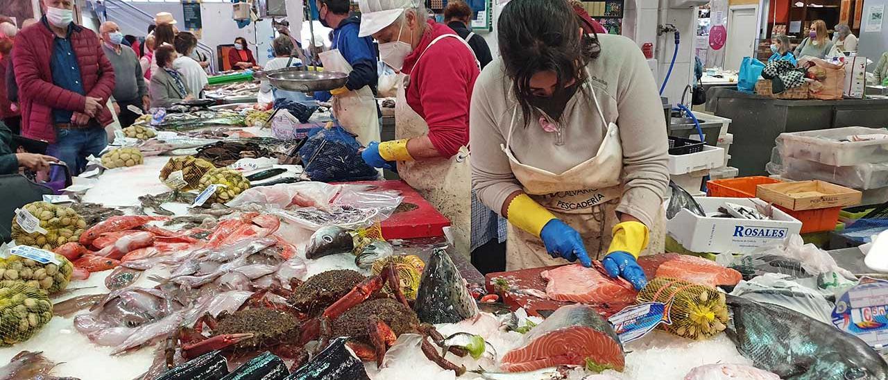 Una pescadera filetea atún ayer en un puesto del mercado de O Calvario