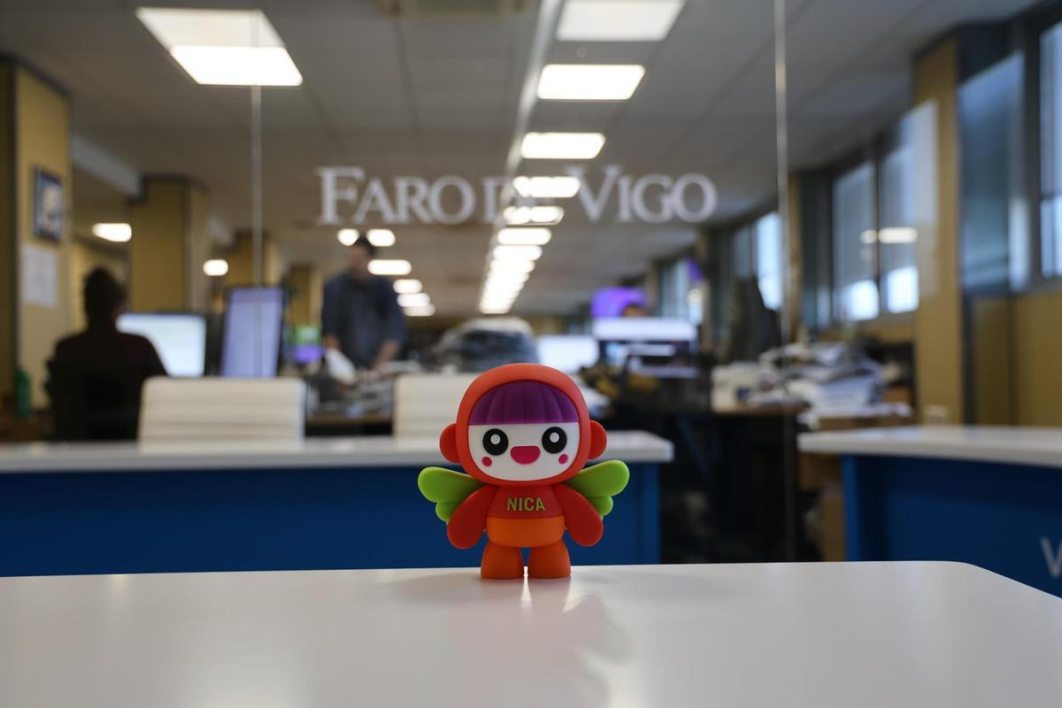 La muñeca solidaria Nica visita la redacción de Faro de Vigo.
