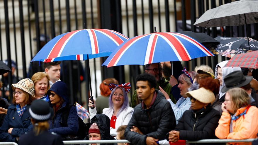 Los primeros espectadores cogen sitio en las calles de Londres para no perder detalle de la coronación