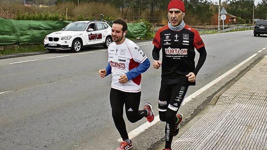 Alberto, en plena carrera, junto a su amigo César García. // FDV