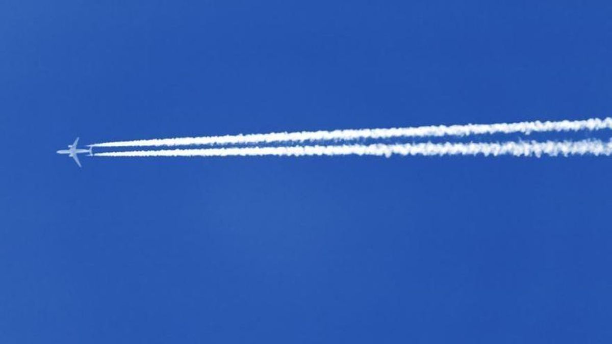 Zoom de un avión sobrevolando el cielo.