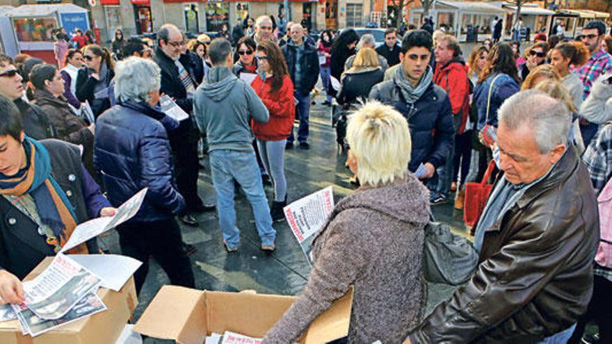 Muchos ciudadanos se llevaron carteles para repartirlos en su barrio.