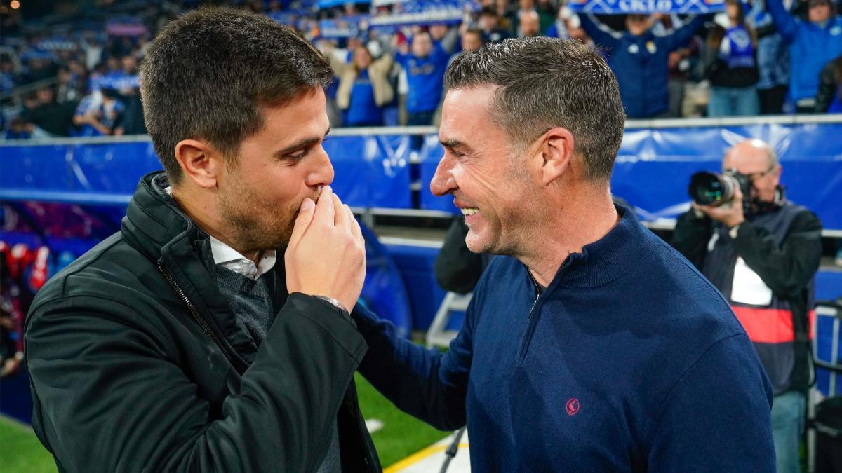 El entrenador italiano de Osasuna Alessio Lisci saluda a Luis Miguel Carrión, entrenador del Oviedo
