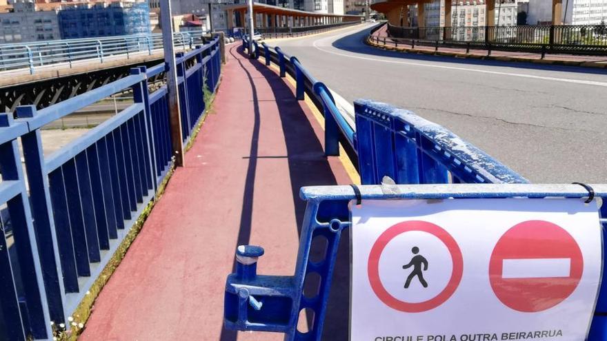 Vallas instaladas en el puente de A Barca para regular el tránsito peatonal.