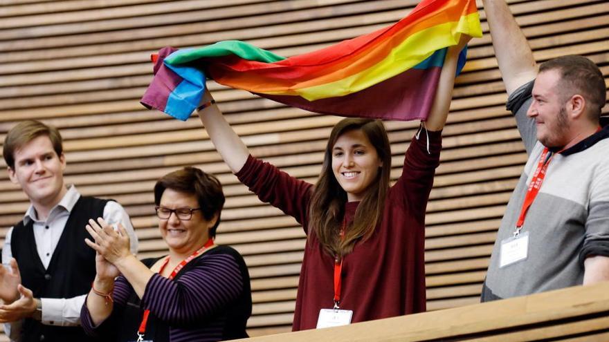 Las Corts aprueban la ley de igualdad LGTBI con la abstención del PP