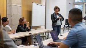 Jóvenes asisten a uno de los cursos formativos organizados por Barcelona Activa