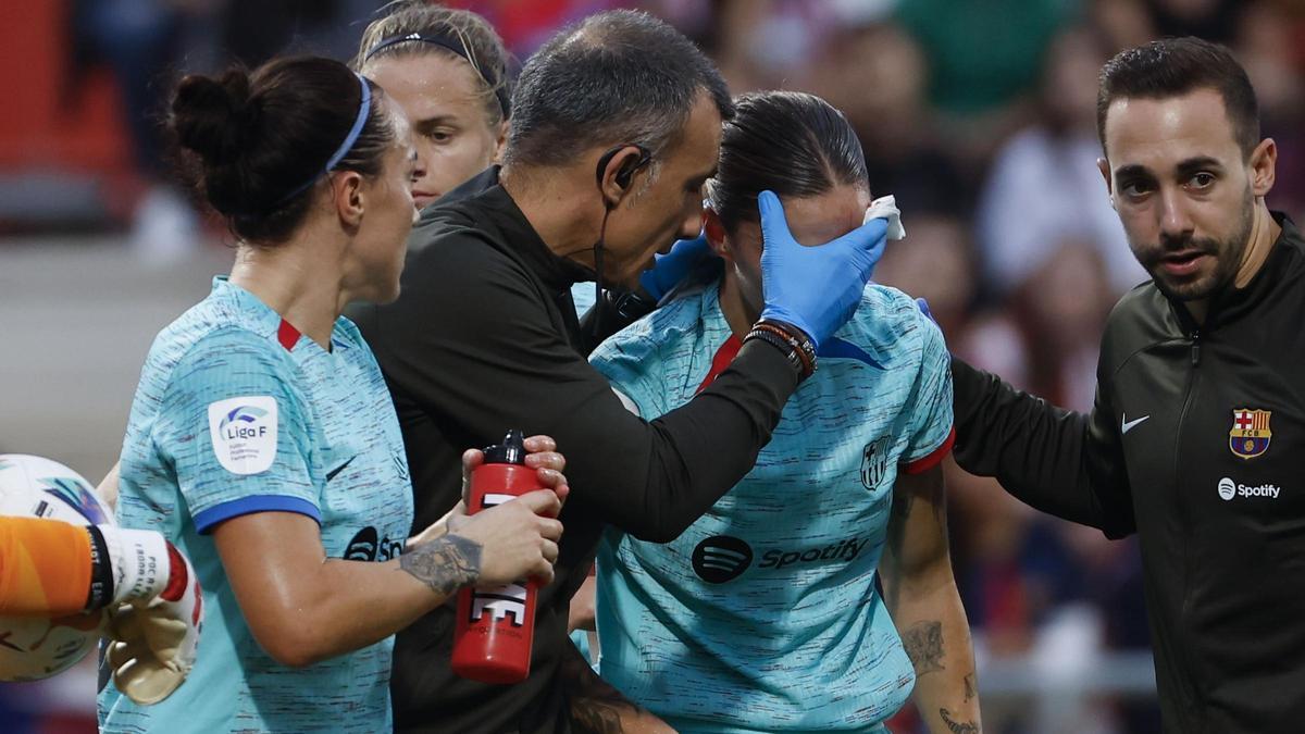 Mapi León, atendida por el doctor Xavi Yanguas de un corte en la ceja durante el partido ante el Atlético.