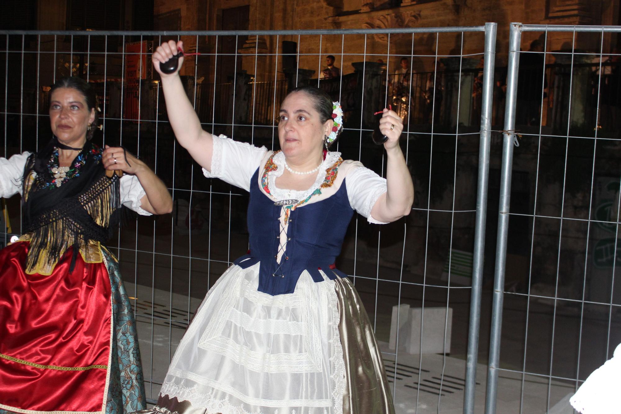 La "Dansà del Mocadoret" llena de tradición la medianoche del centro histórico