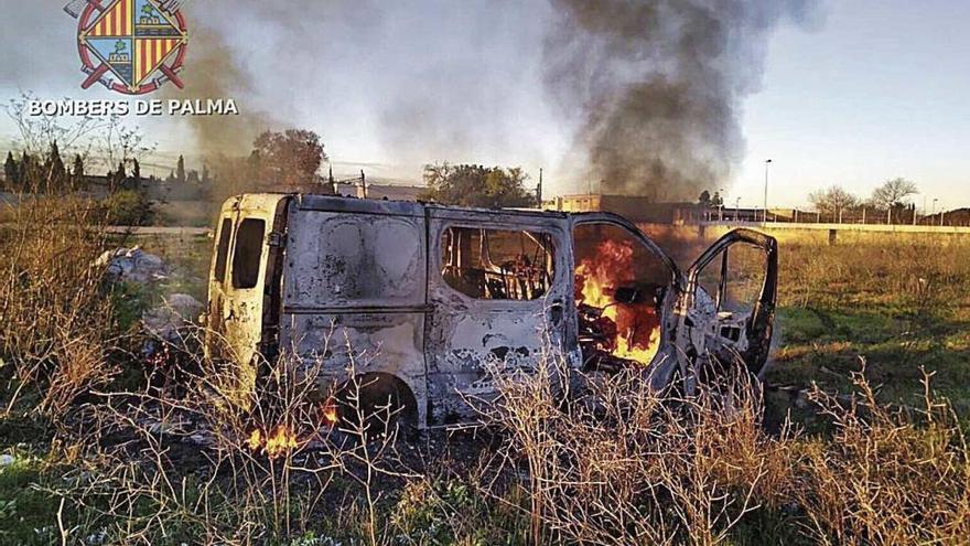 Arde una furgoneta en el poblado de Son Banya