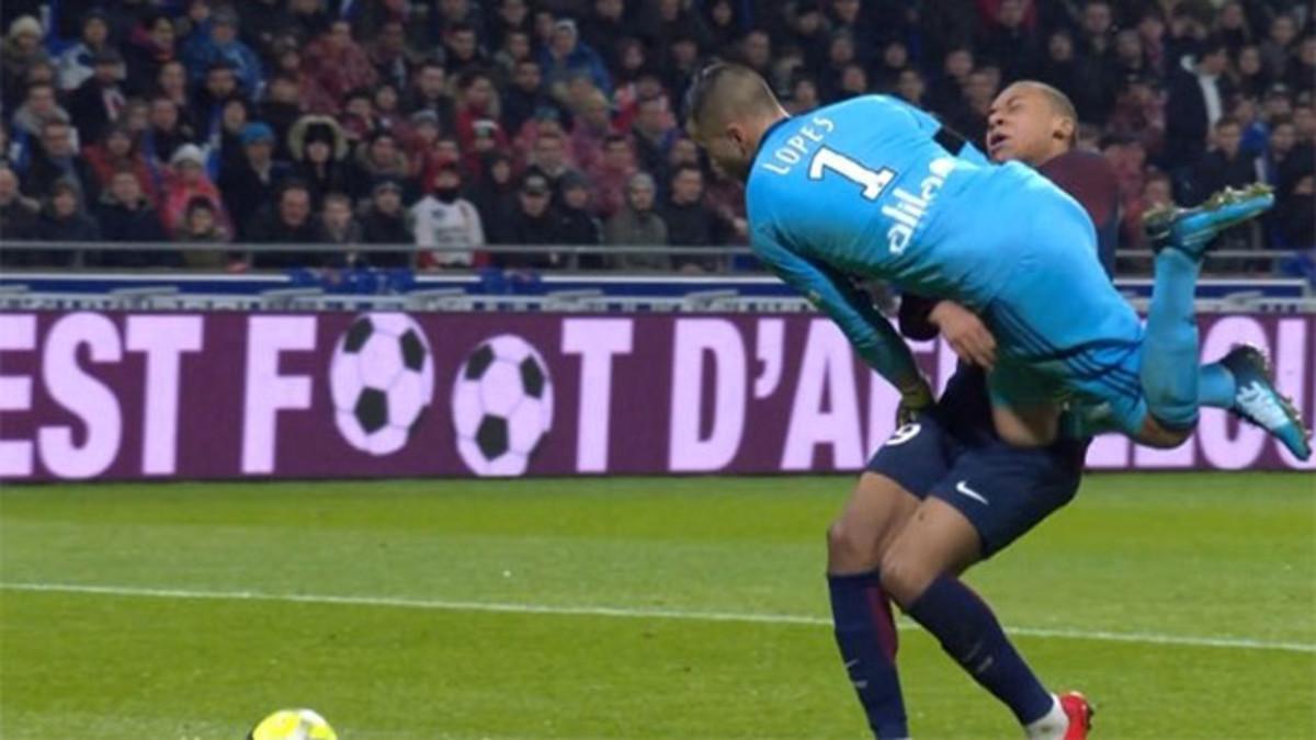 Mbappé salió malparado del choque con el guardameta del Lyon, Lopes