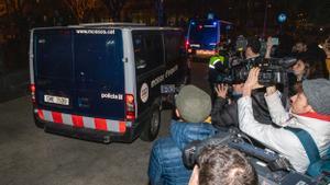 Un momento del traslado de Dani Alves en un furgón de los Mossos en la Ciutat de la Justícia de Barcelona.