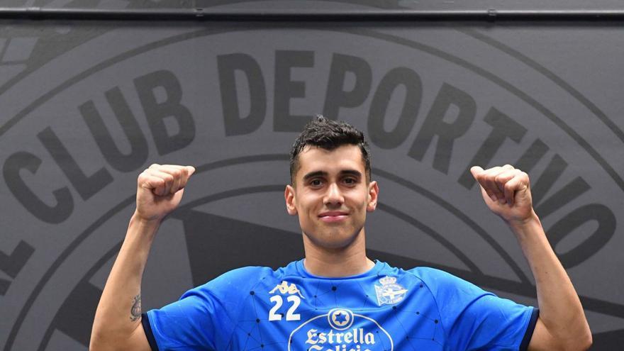 Diego Villares, ayer en el estadio de Riazor después del entrenamiento. |  // VÍCTOR ECHAVE