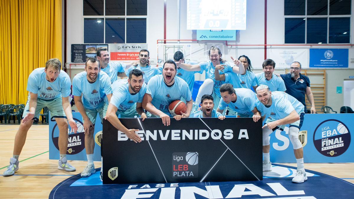 Los jugadores del Palmer Basket Mallorca celebran el ascenso en el Poliesportiu de Llucmajor