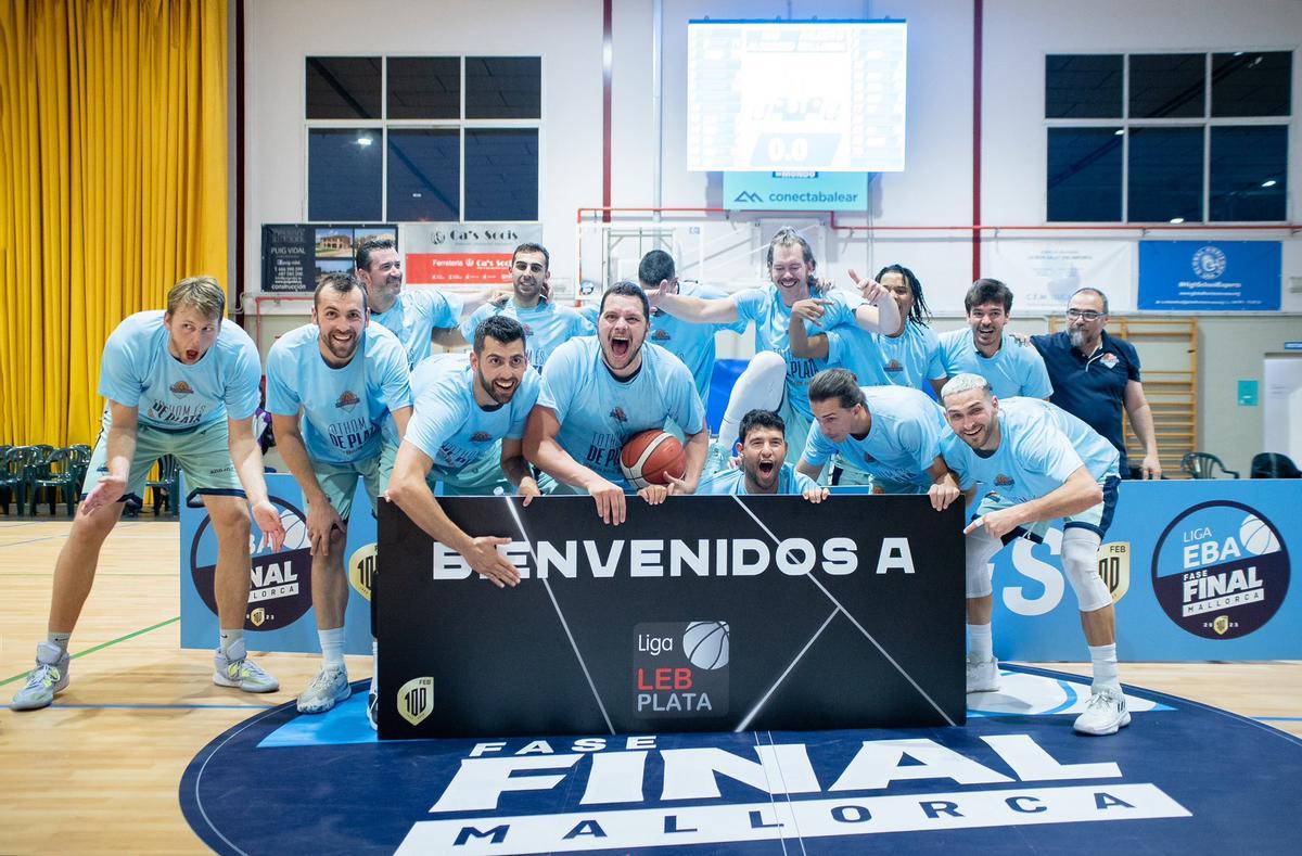 Los jugadores del Palmer Basket Mallorca celebran el ascenso en el Poliesportiu de Llucmajor Los jugadores del Palmer Basket Mallorca celebran el ascenso en el Poliesportiu de Llucmajor