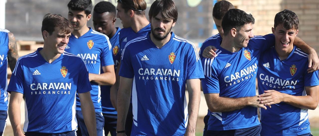 Francho y Eugeni, indiscutibles la temporada pasada, dialogan en una sesión.